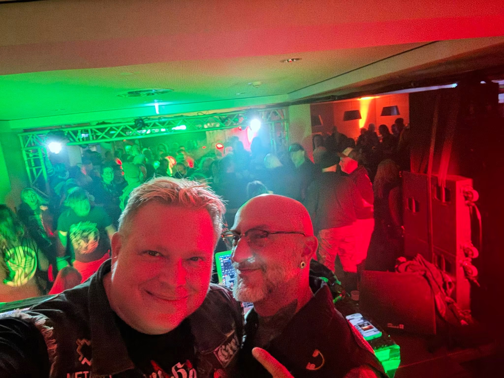 Clubnight hinter den Decks